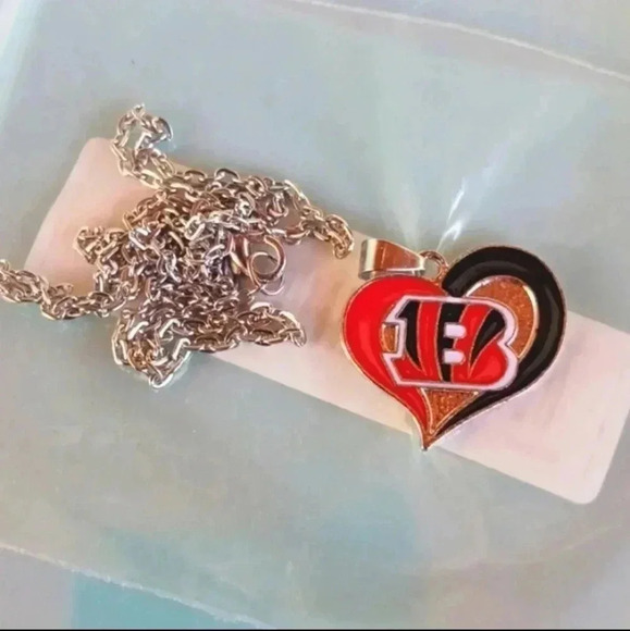 18 inch Bengals necklace plus charm..NWT..we bundle..enjoy - Picture 1 of 2